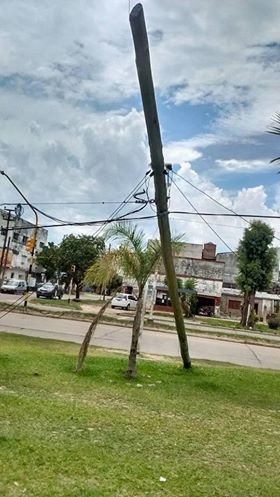 Un camión enganchó cables y dejó postes caídos y semáforo sin funcionar