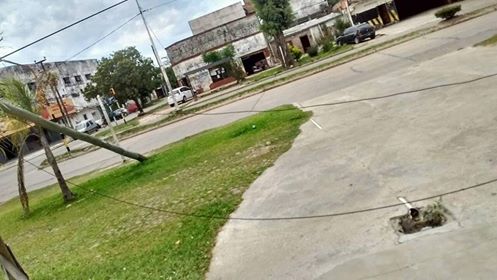 Un camión enganchó cables y dejó postes caídos y semáforo sin funcionar