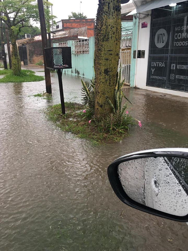Llovió 55 mm hasta las 5 de la tarde y las calles se inundaron rápidamente, igual que los barrios