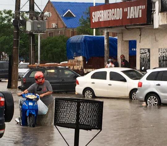 Llovió 55 mm hasta las 5 de la tarde y las calles se inundaron rápidamente, igual que los barrios