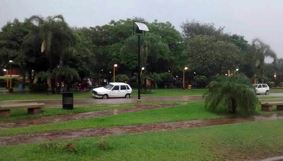 Llovió 55 mm hasta las 5 de la tarde y las calles se inundaron rápidamente, igual que los barrios