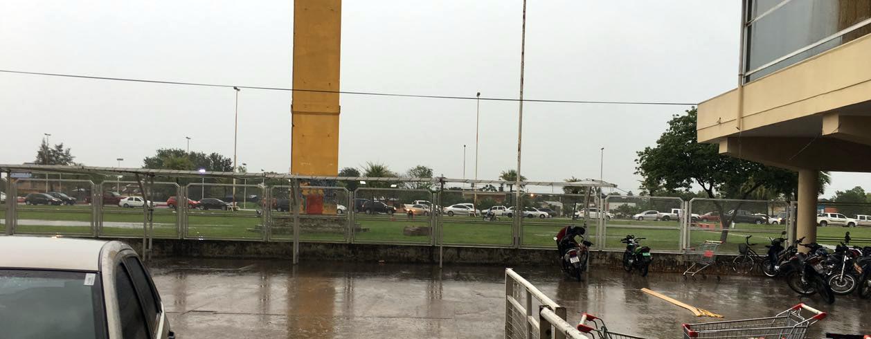 Llovió 55 mm hasta las 5 de la tarde y las calles se inundaron rápidamente, igual que los barrios
