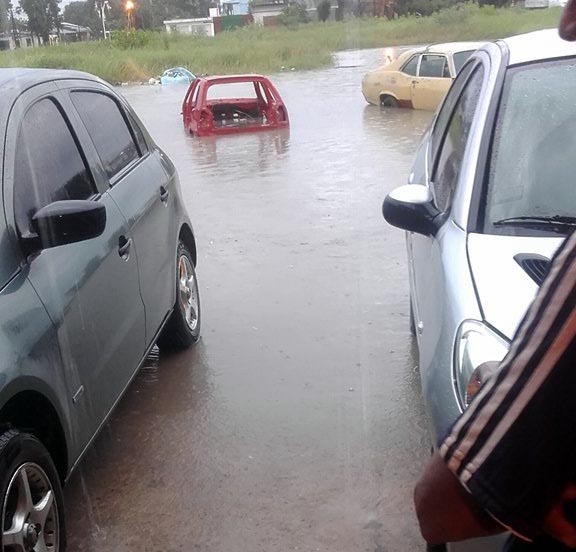 Llovió 55 mm hasta las 5 de la tarde y las calles se inundaron rápidamente, igual que los barrios