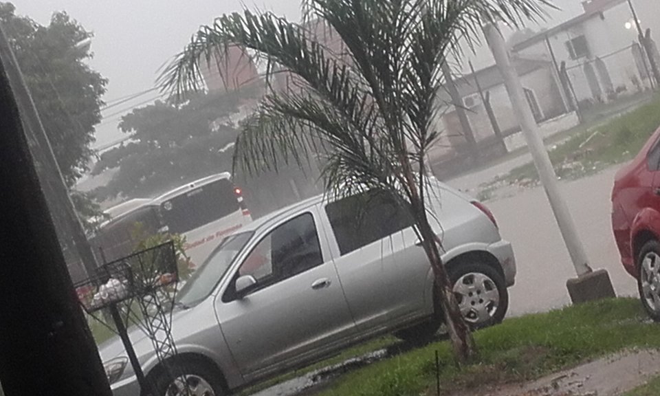 Llovió 55 mm hasta las 5 de la tarde y las calles se inundaron rápidamente, igual que los barrios