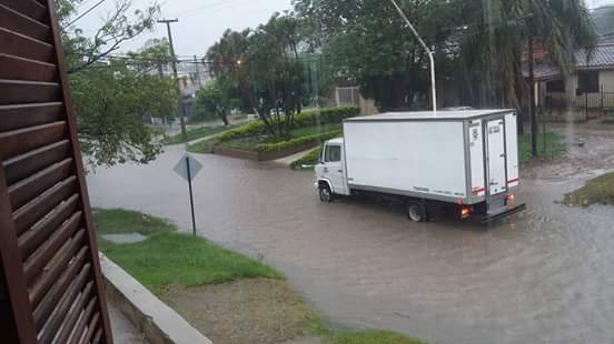 Llovió 55 mm hasta las 5 de la tarde y las calles se inundaron rápidamente, igual que los barrios