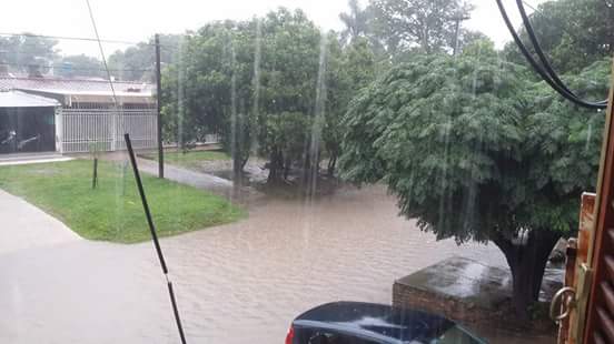 Llovió 55 mm hasta las 5 de la tarde y las calles se inundaron rápidamente, igual que los barrios