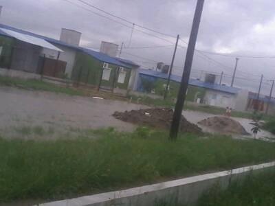 Llovió 55 mm hasta las 5 de la tarde y las calles se inundaron rápidamente, igual que los barrios