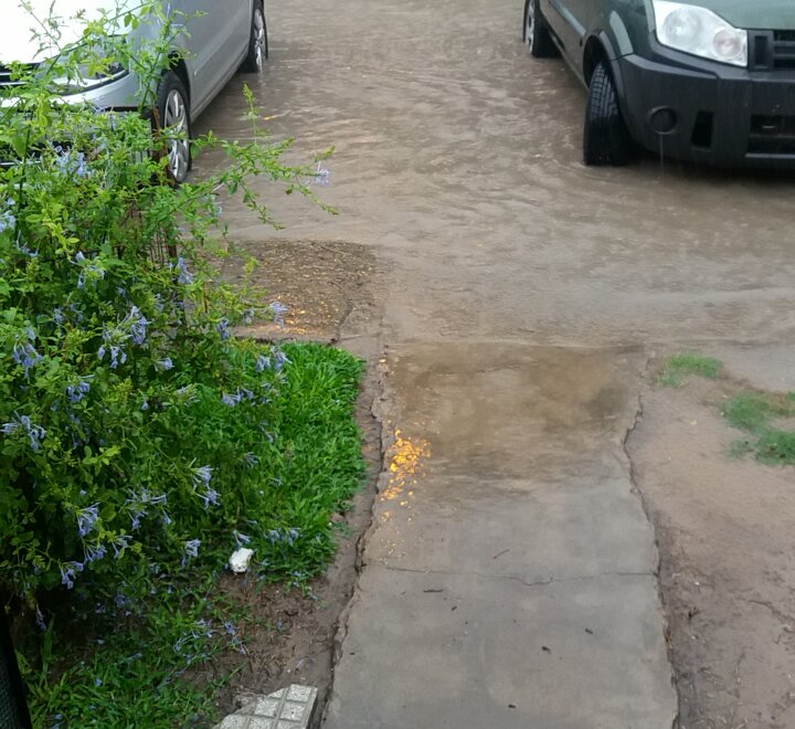 Llovió 55 mm hasta las 5 de la tarde y las calles se inundaron rápidamente, igual que los barrios