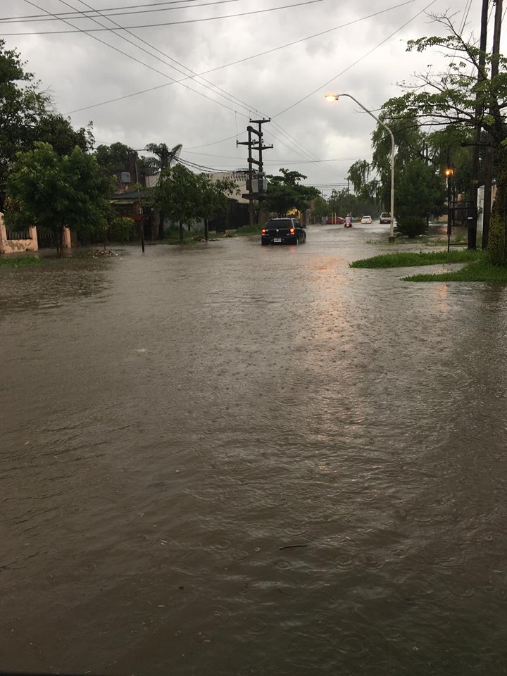 Llovió 55 mm hasta las 5 de la tarde y las calles se inundaron rápidamente, igual que los barrios