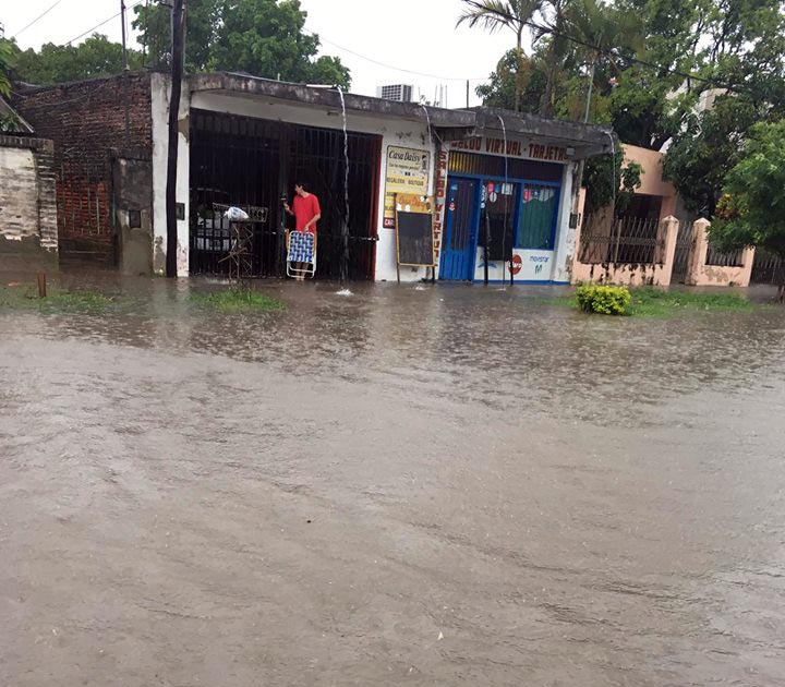 Llovió 55 mm hasta las 5 de la tarde y las calles se inundaron rápidamente, igual que los barrios