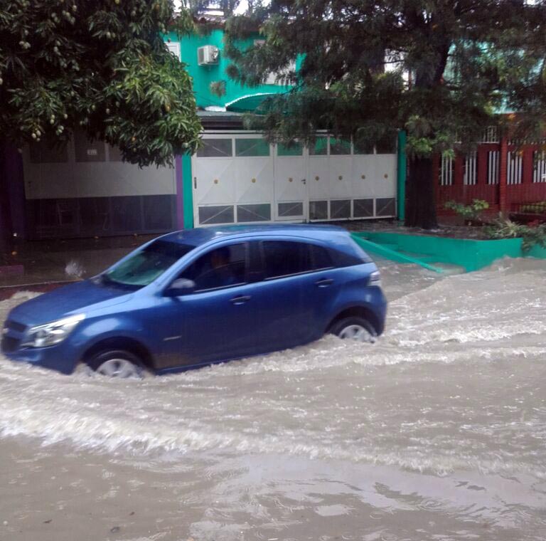 Otra vez la lluvia inundó las calles y barrios de la ciudad