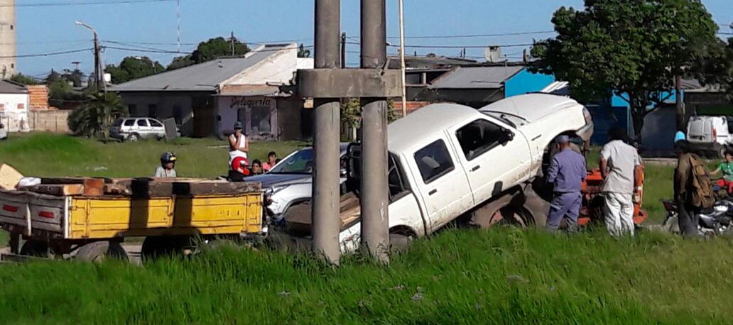 Una Ford Ranger «se subió» a un tractor en la avenida Constituyentes