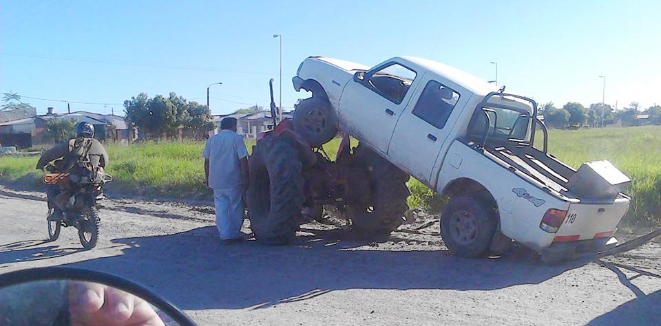 Una Ford Ranger «se subió» a un tractor en la avenida Constituyentes