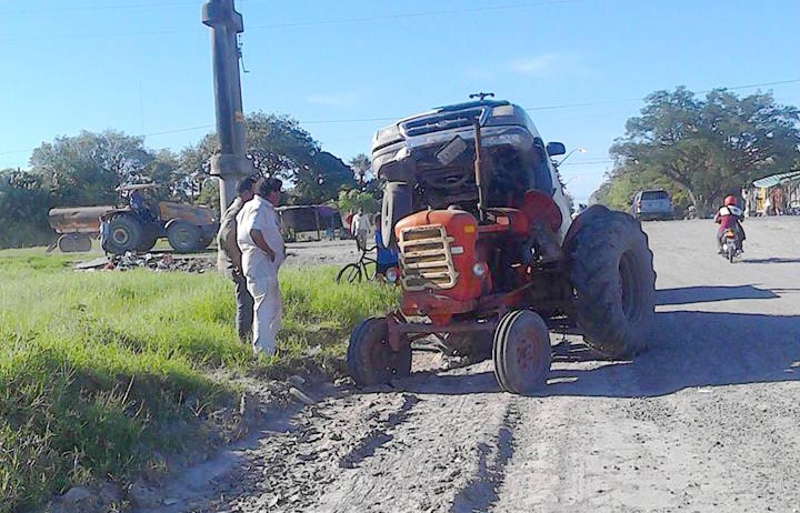 Una Ford Ranger «se subió» a un tractor en la avenida Constituyentes