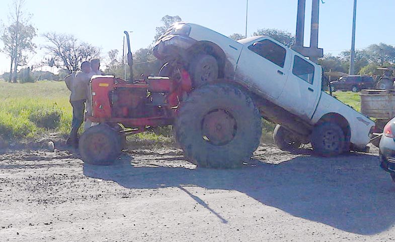 Una Ford Ranger «se subió» a un tractor en la avenida Constituyentes