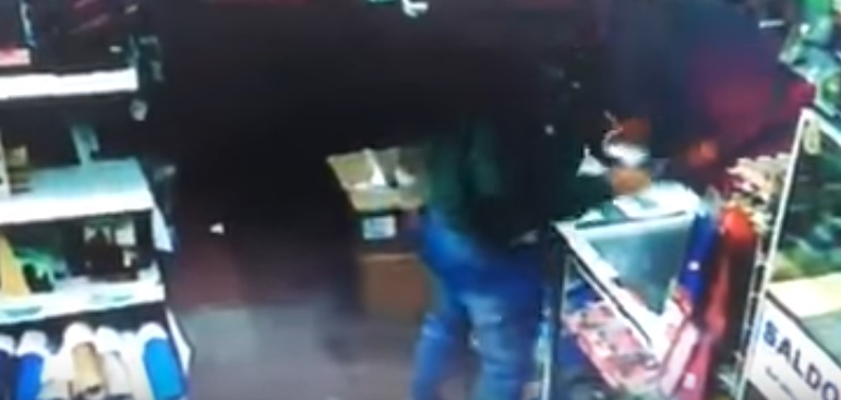 Con increíble tranquilidad, motochorro robó en Librería El Filósofo