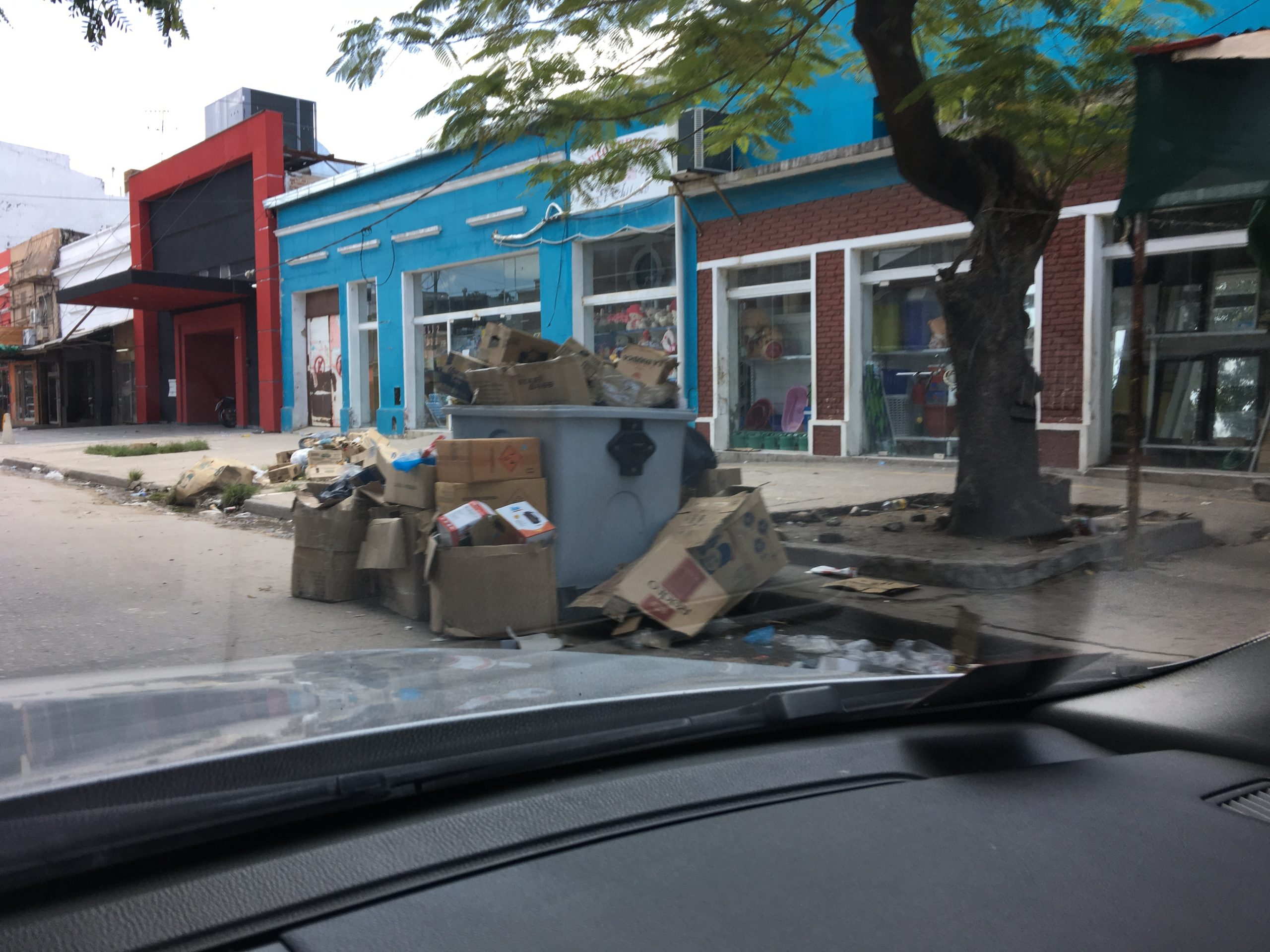 Pasó el 2016, quedó la basura en el Mercadito