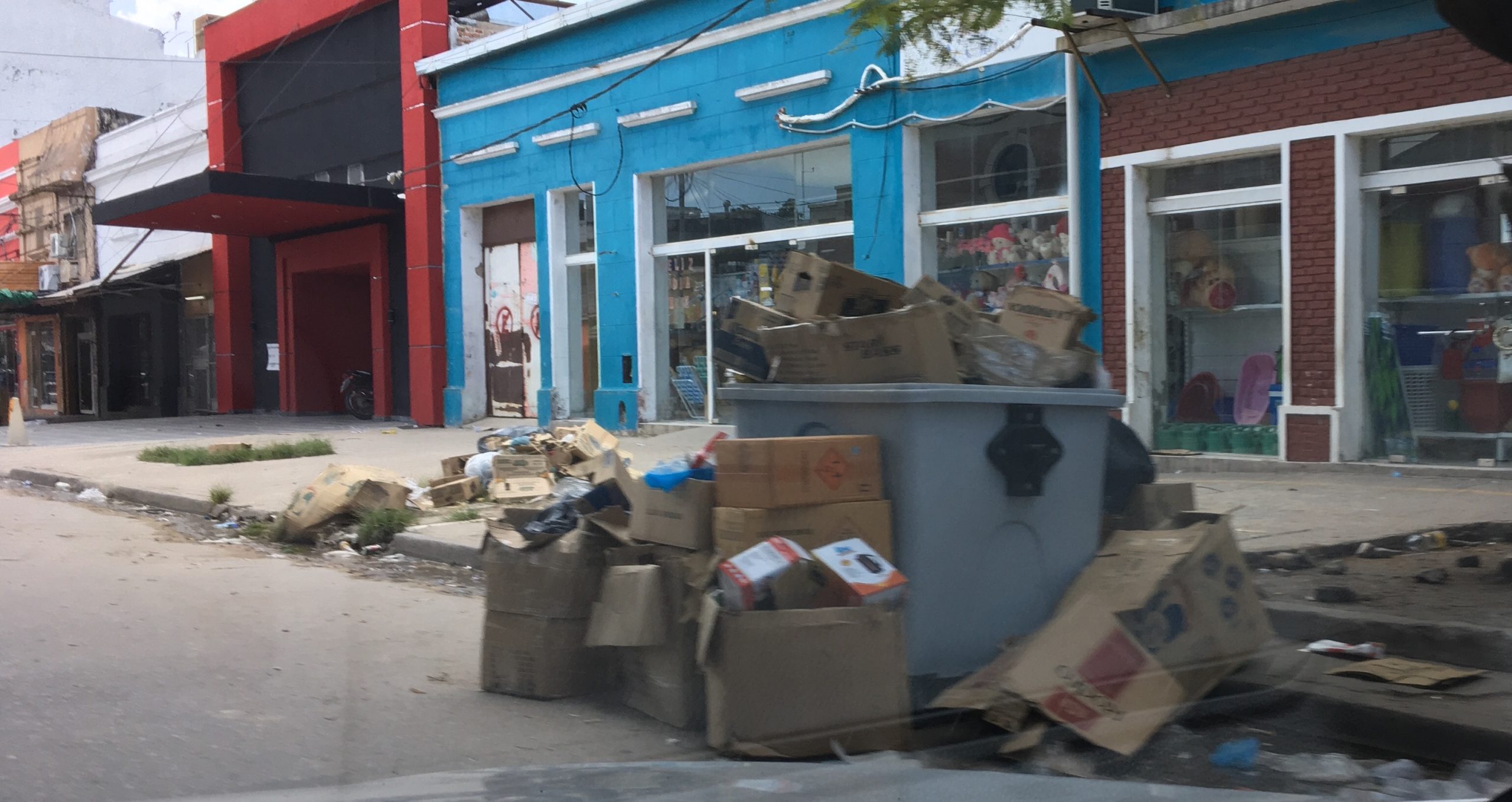 Pasó el 2016, quedó la basura en el Mercadito