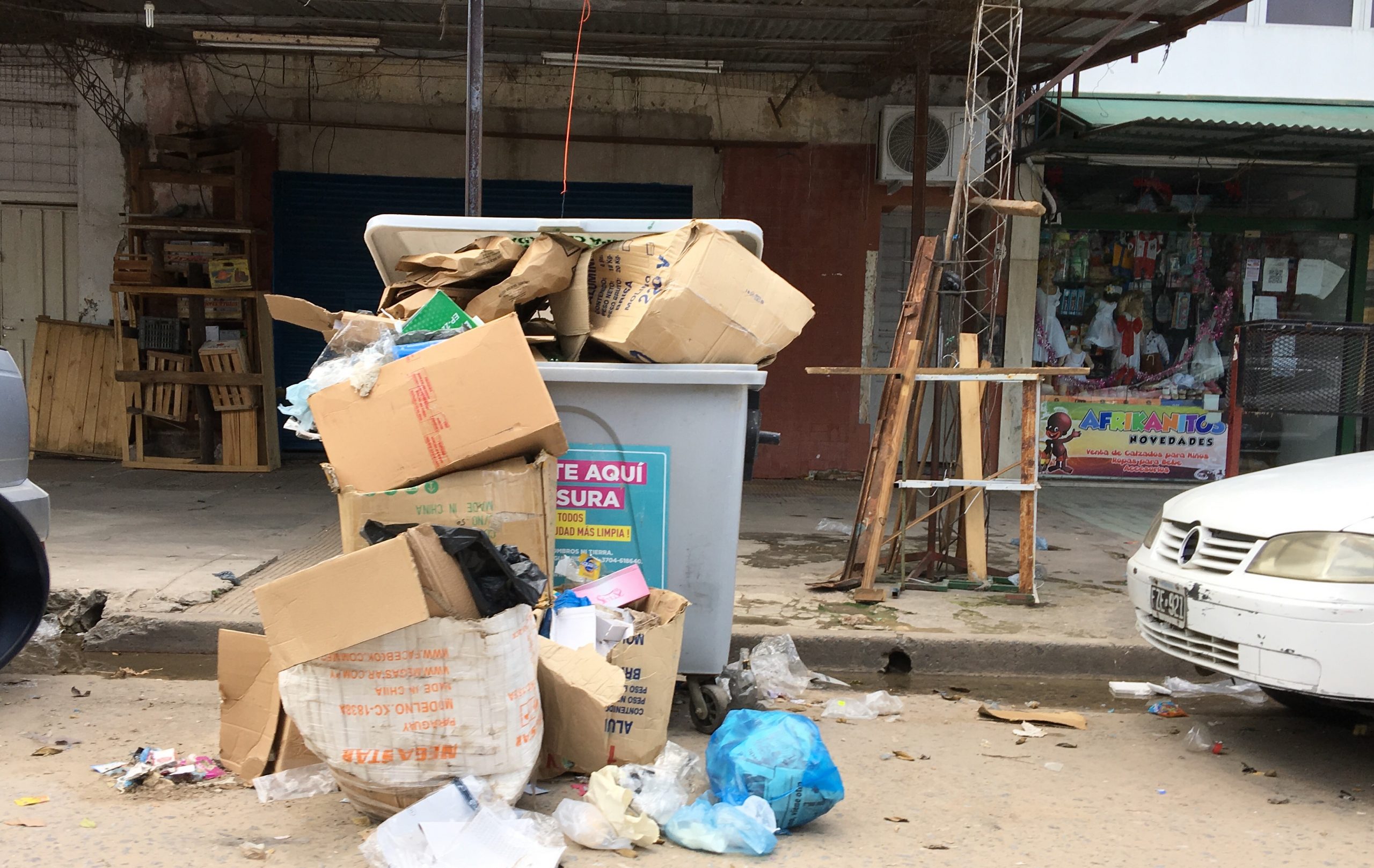 Pasó el 2016, quedó la basura en el Mercadito