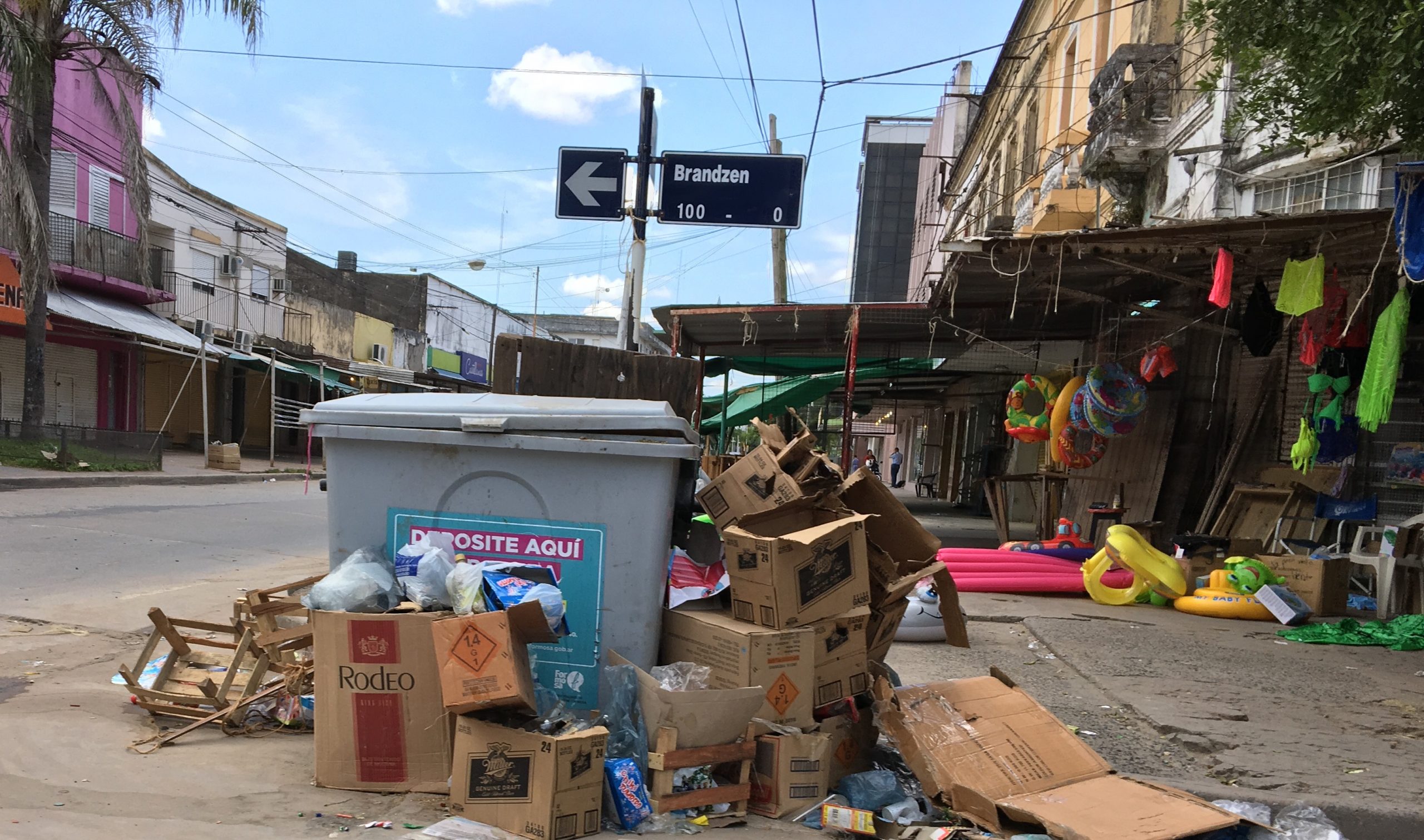 Pasó el 2016, quedó la basura en el Mercadito