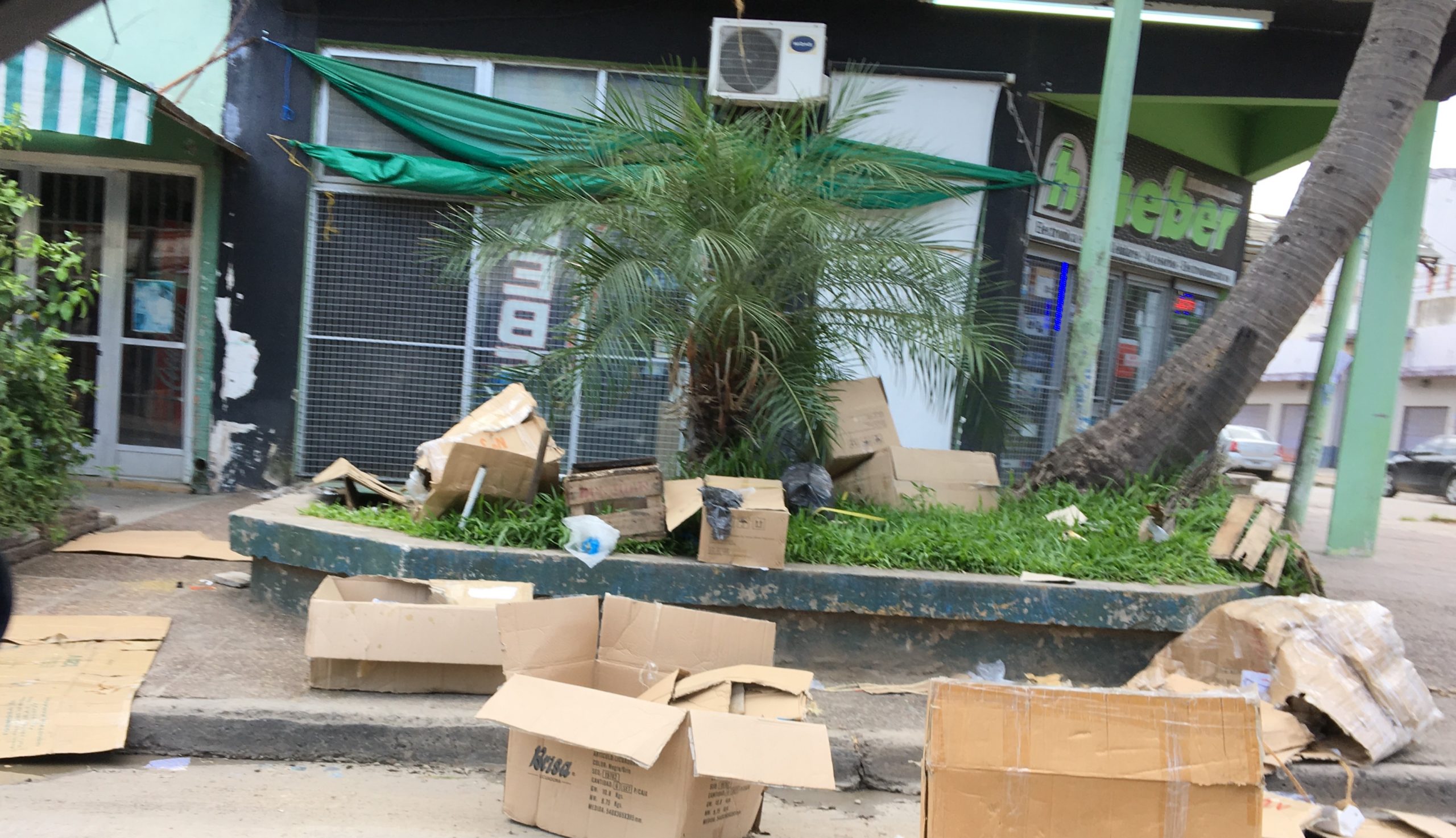 Pasó el 2016, quedó la basura en el Mercadito
