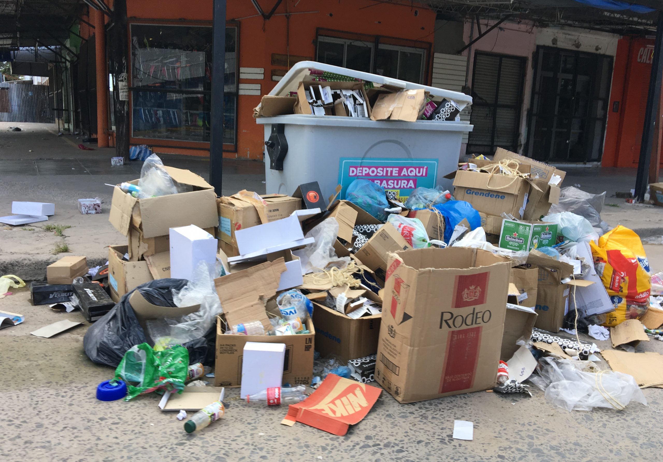 Pasó el 2016, quedó la basura en el Mercadito