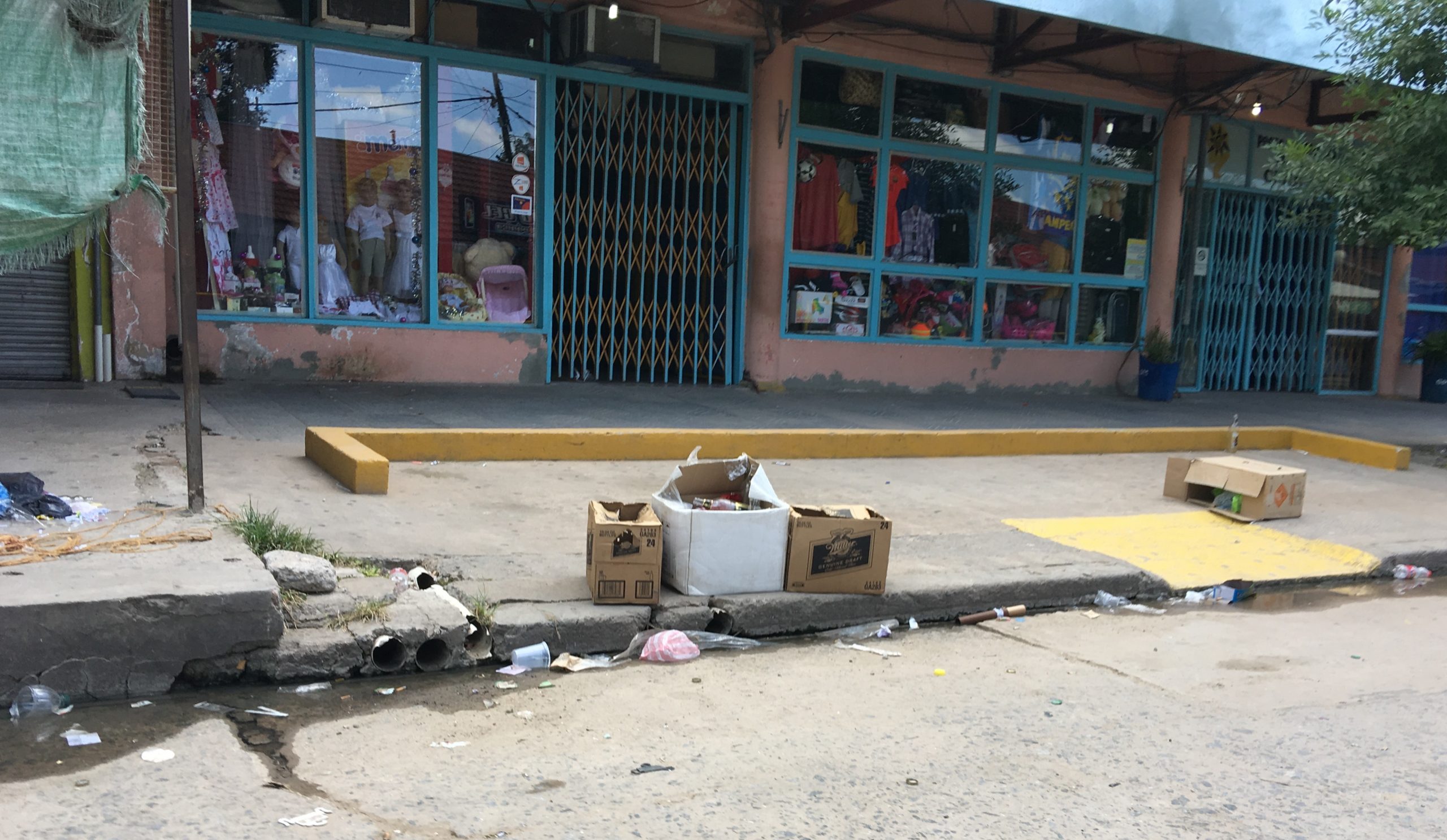 Pasó el 2016, quedó la basura en el Mercadito