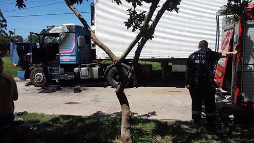 Se incendió un camión en el Mercado Frutihortícola (fotos y videos)