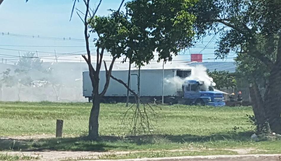 Se incendió un camión en el Mercado Frutihortícola (fotos y videos)