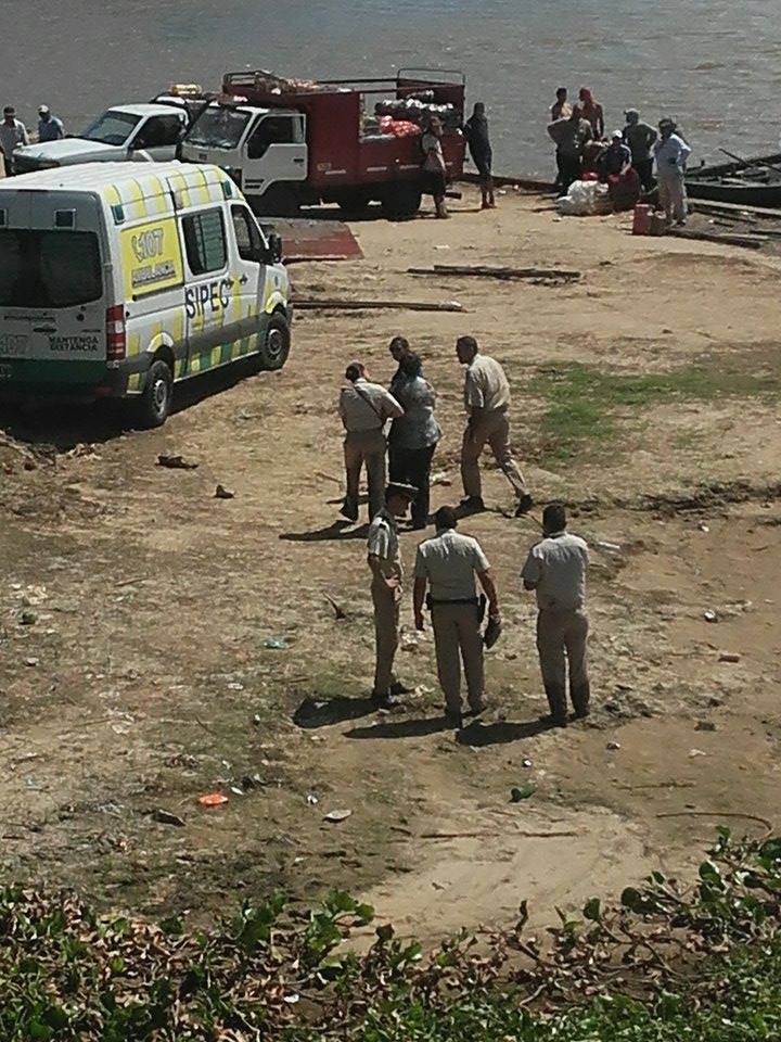 «Cayó o se tiró al río» desde el muelle, la rescató un canoero y pudo salvarse