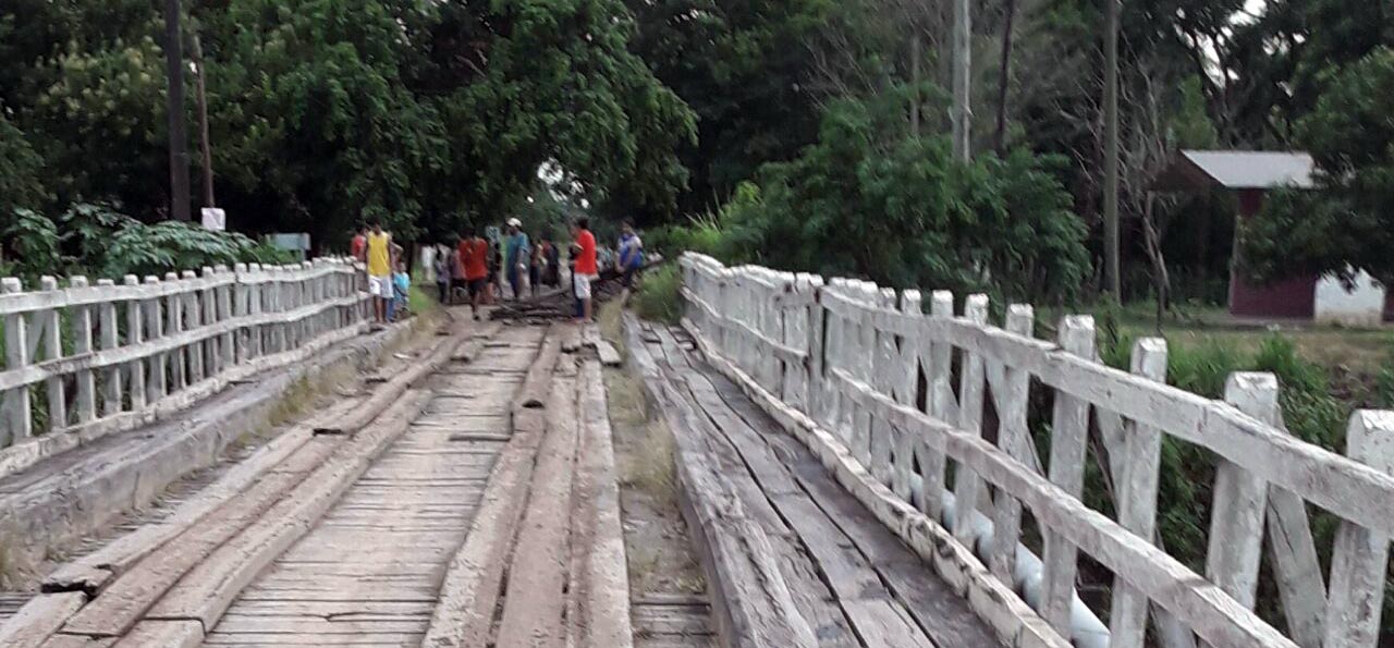 Puente Caí, alternativo para el paso de vehículos livianos, también cortado.