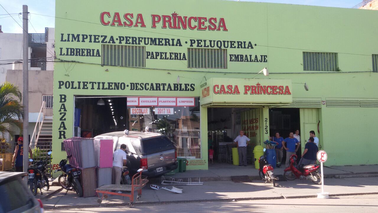 Menor que manejaba una VW Amarok “se metió” en un negocio de la avenida Gutnisky