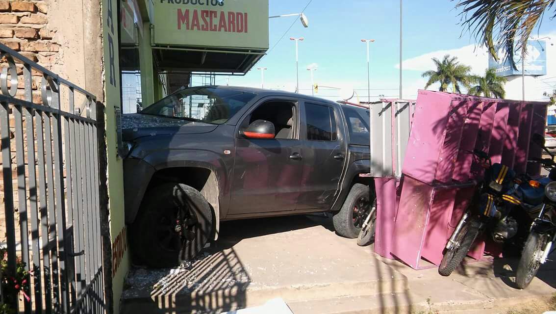 Menor que manejaba una VW Amarok “se metió” en un negocio de la avenida Gutnisky