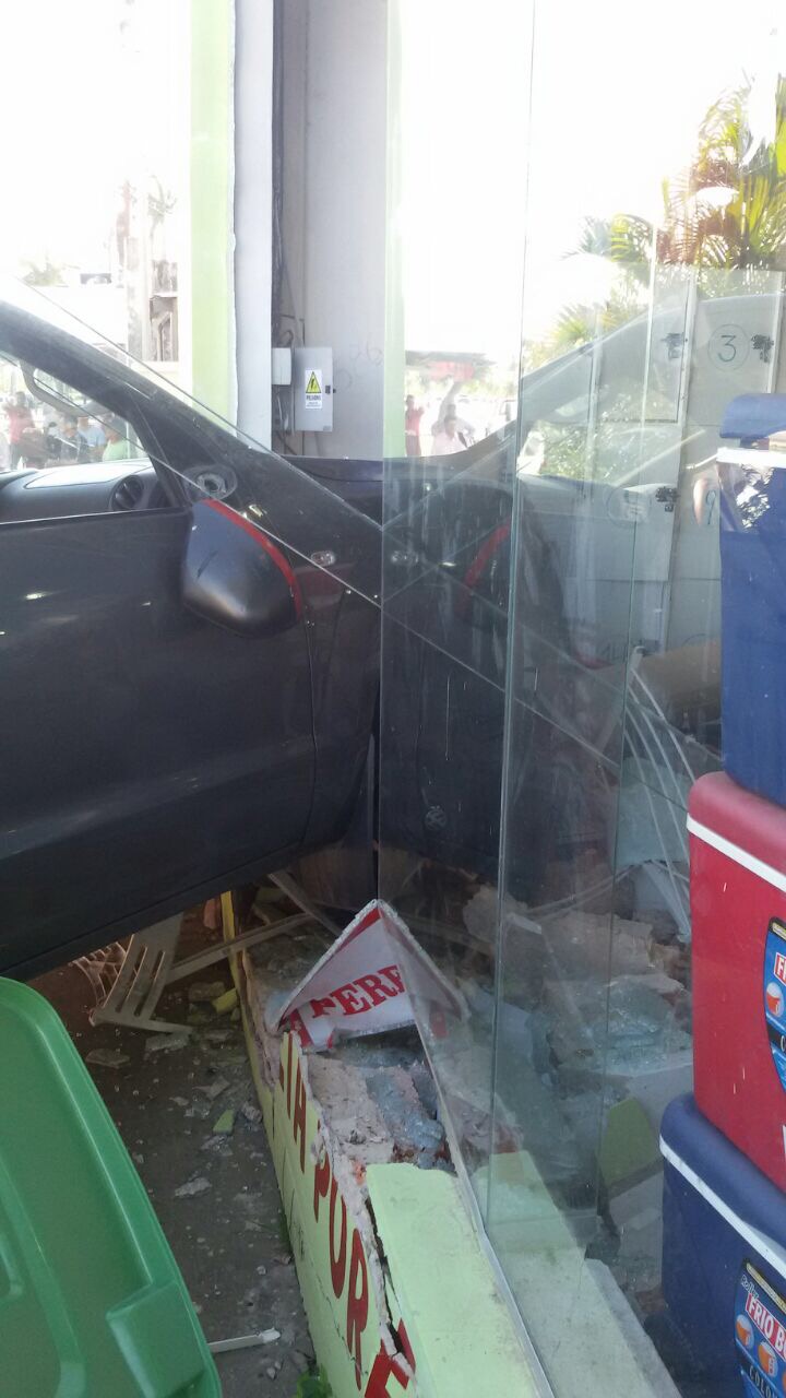 Menor que manejaba una VW Amarok “se metió” en un negocio de la avenida Gutnisky