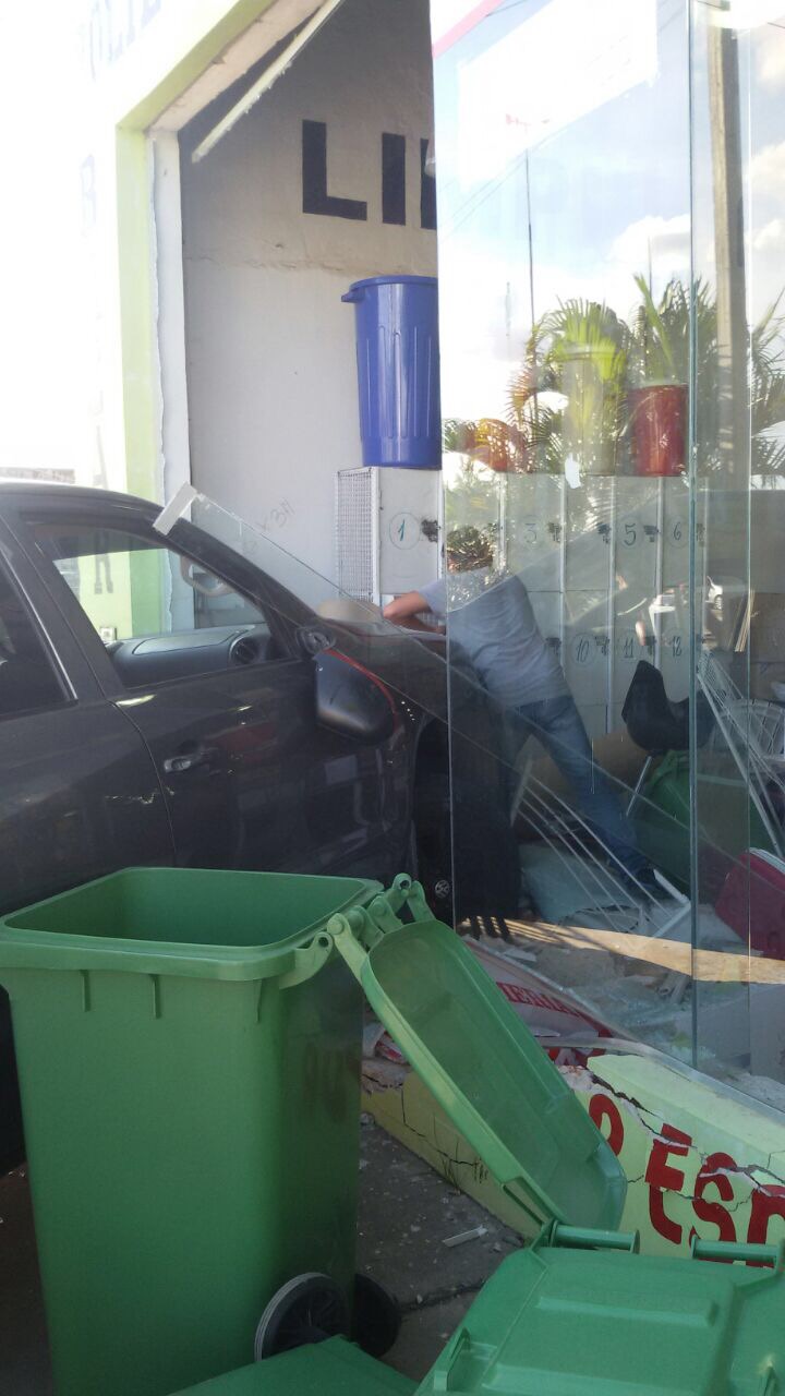 Menor que manejaba una VW Amarok “se metió” en un negocio de la avenida Gutnisky