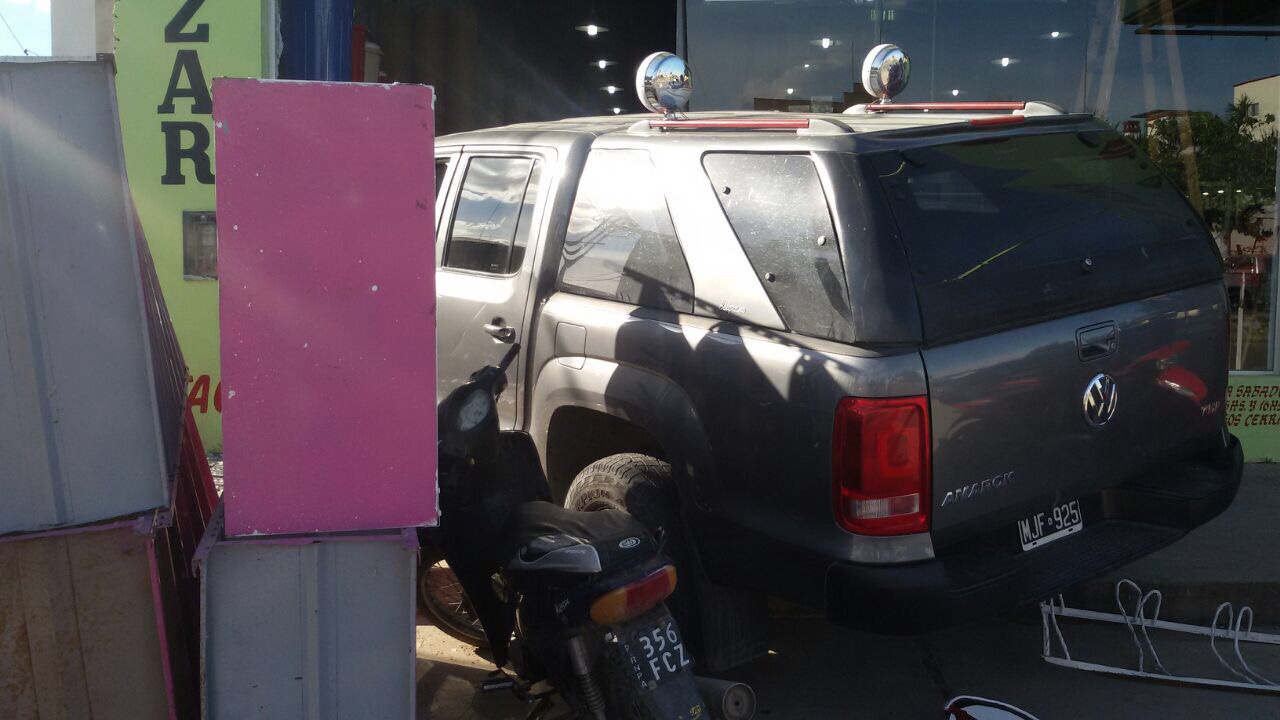 Menor que manejaba una VW Amarok “se metió” en un negocio de la avenida Gutnisky