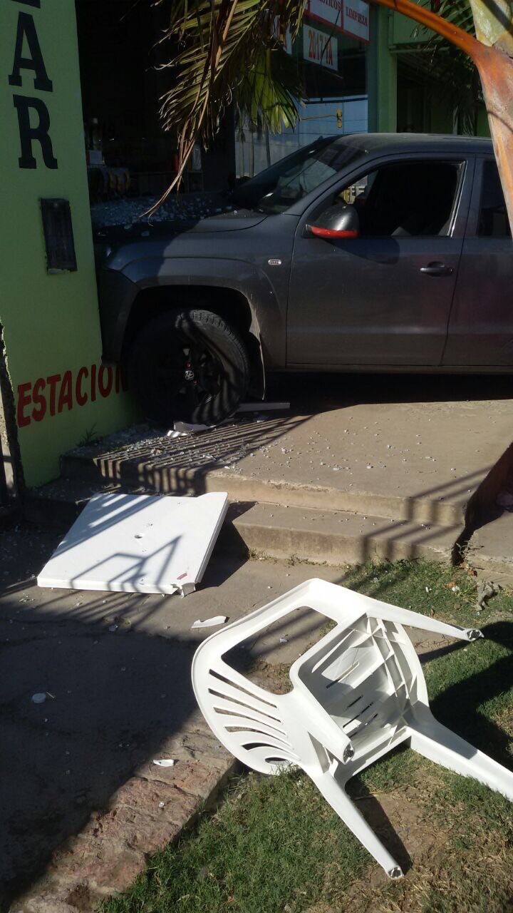 Menor que manejaba una VW Amarok “se metió” en un negocio de la avenida Gutnisky