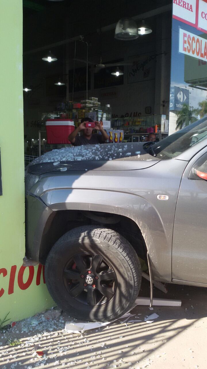Menor que manejaba una VW Amarok “se metió” en un negocio de la avenida Gutnisky
