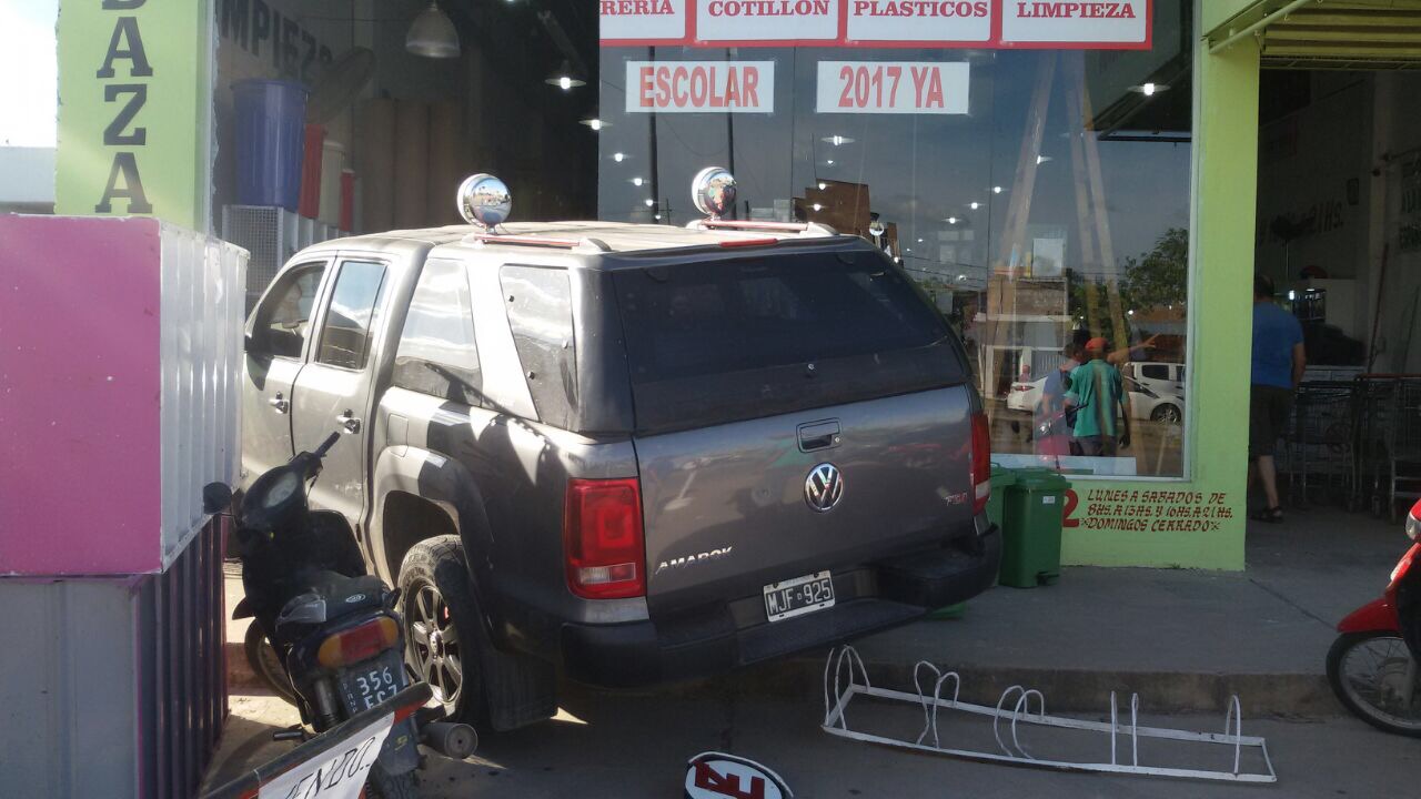 Menor que manejaba una VW Amarok “se metió” en un negocio de la avenida Gutnisky