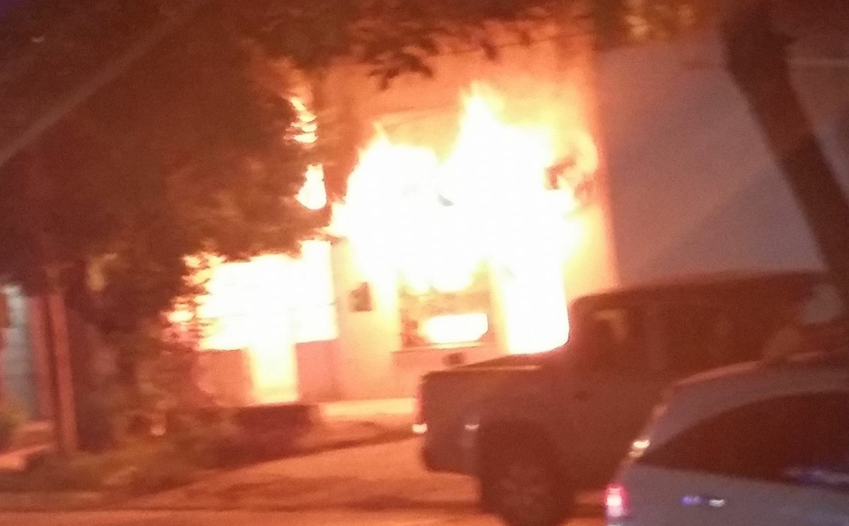 Incendio fatal en una casa de la calle Eva Perón, entre Saavedra y España. Un muerto