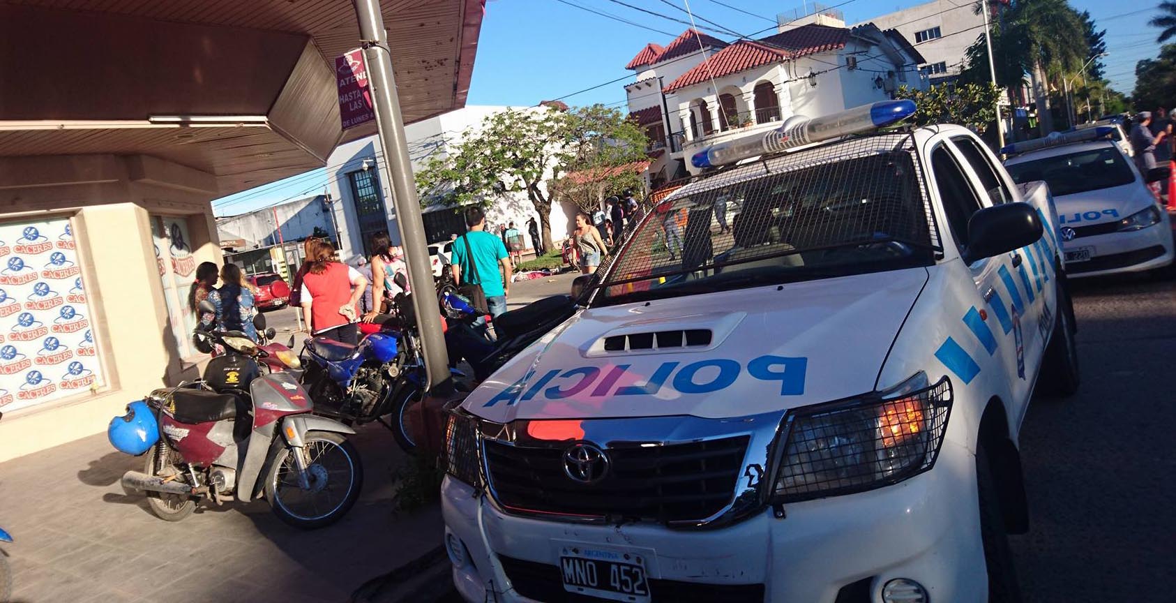 Falleció una mujer motociclista al chocar contra un automóvil frente a la plaza