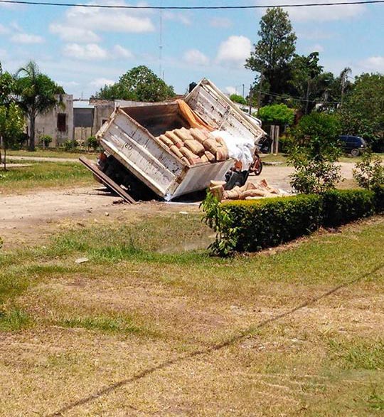 Se hundió un camión con cemento en el barrio Luján