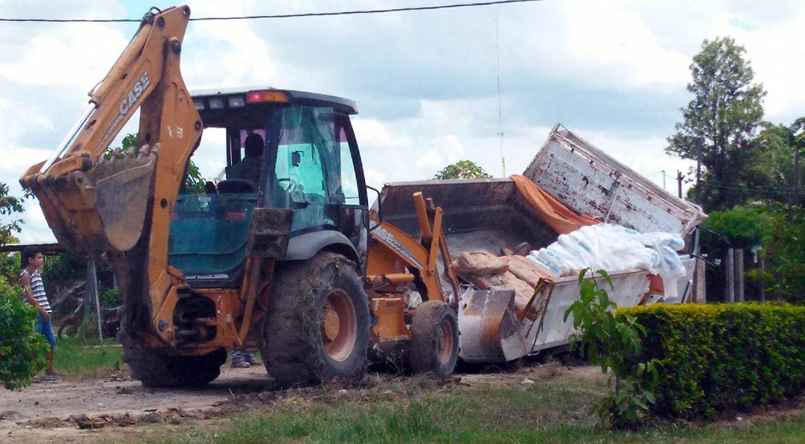 Se hundió un camión con cemento en el barrio Luján