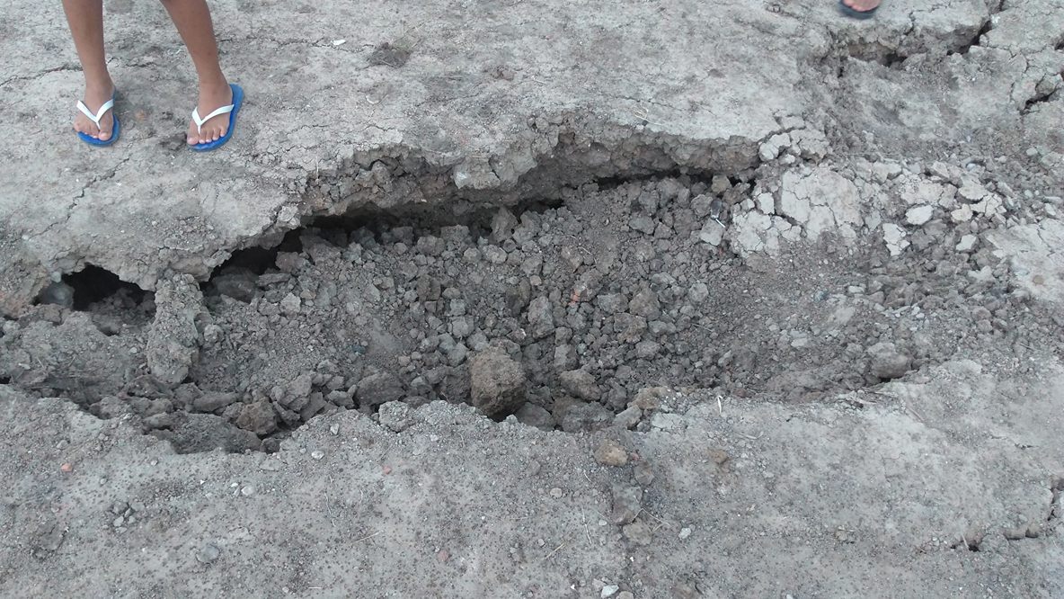 Se hundió un camión con cemento en el barrio Luján