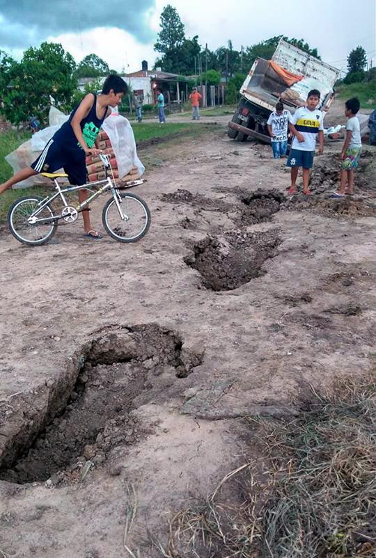 Se hundió un camión con cemento en el barrio Luján