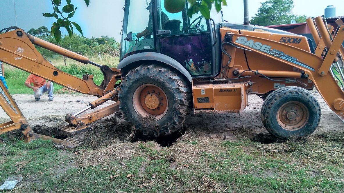 Se hundió un camión con cemento en el barrio Luján