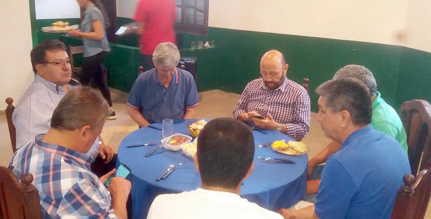 Gildo se reunió con intendentes y miembros de su gabinete