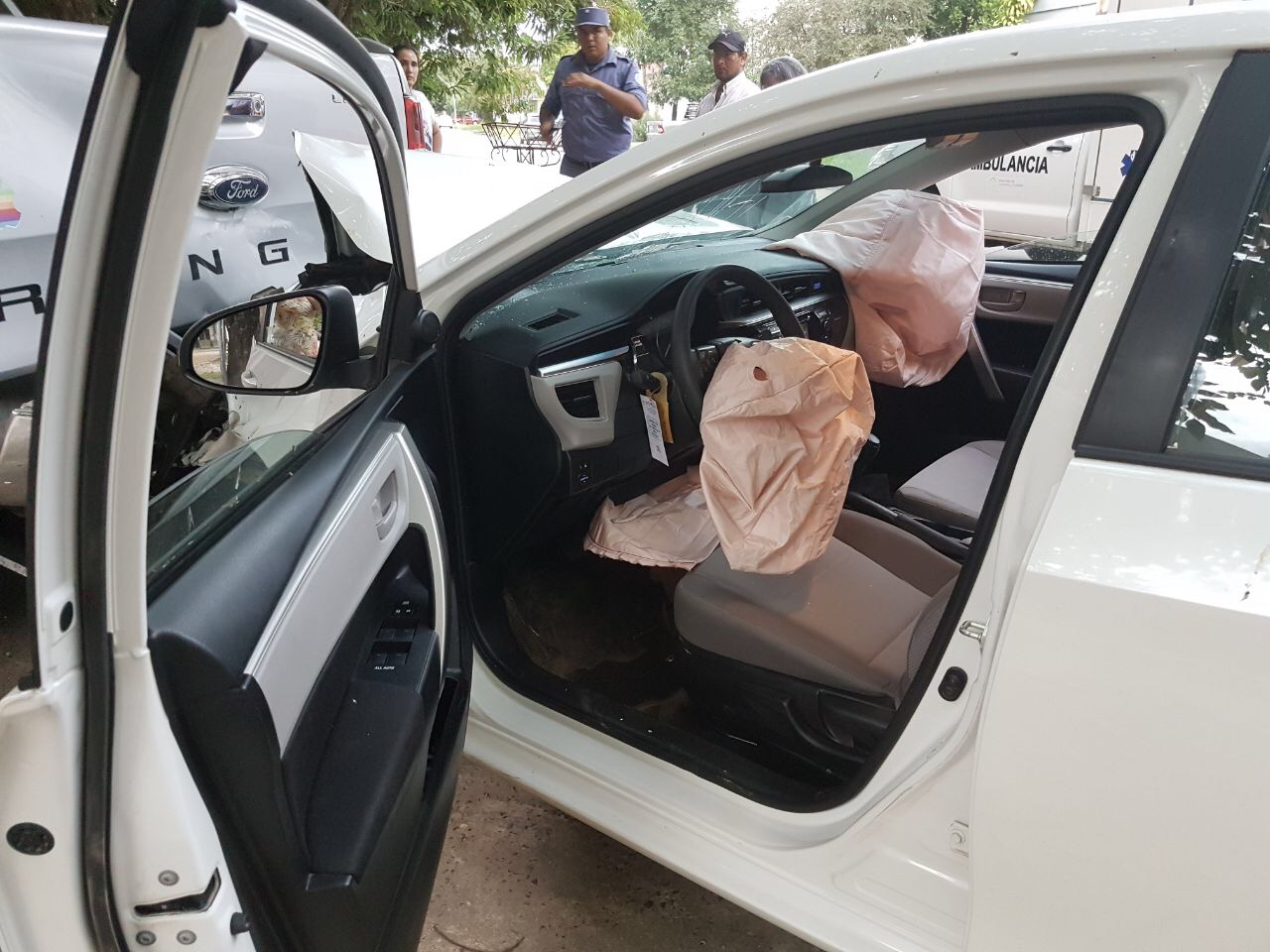 Chocó una camioneta estacionada e hizo un boquete a la pieza de unos abuelos