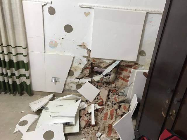 Chocó una camioneta estacionada e hizo un boquete a la pieza de unos abuelos