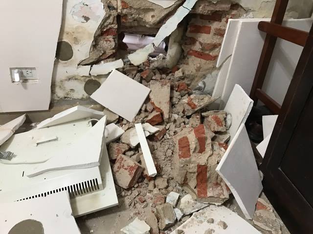 Chocó una camioneta estacionada e hizo un boquete a la pieza de unos abuelos